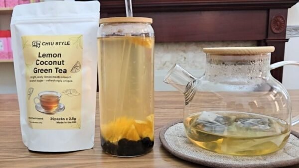 CHIU STYLE Lemon Coconut Green Tea stand-up pouch, brewed lemon coconut green tea with pearls and orange slices, and a teapot filled with the same tea