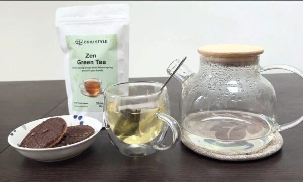 Glass of CHIU STYLE Zen Green Tea with 40g stand-up packaging and chocolate cookies